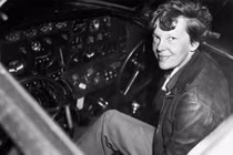 Nữ phi công Amelia Earhart biến mất bí ẩn khi bay quanh thế giới