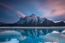 Điều gì tạo nên những 'viên ngọc' kỳ lạ dưới hồ băng Canada?