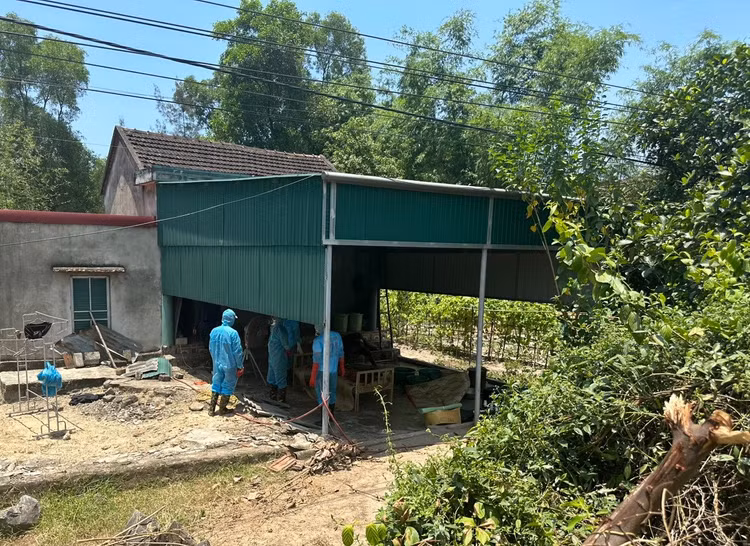 Lực lượng chức năng đang điều tra nguyên nhân vụ việc. Lực lượng chức năng đang điều tra nguyên nhân vụ việc.
