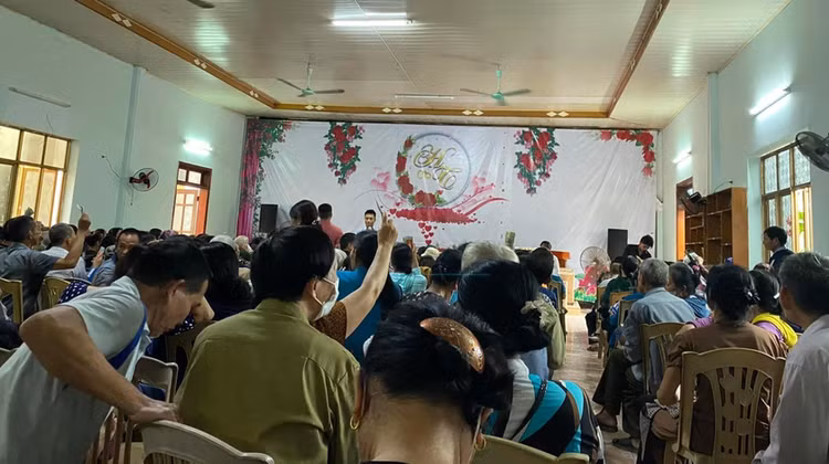 Nhiều người dân đến khách sạn Đại Phú Gia tham dự buổi “tri ân”.