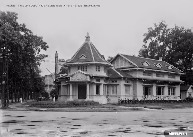 Công bố loạt ảnh cực hiếm về đường phố Hà Nội thập niên 1920 - Hình 9 Cong bo loat anh cuc hiem ve duong pho Ha Noi thap nien 1920-Hinh-9
