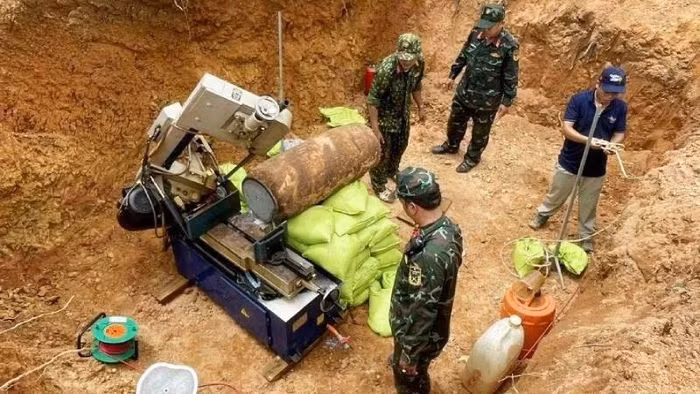 Lực lượng chức năng đang tiến hành huỷ nổ quả bom. Lực lượng chức năng đang tiến hành huỷ nổ quả bom.