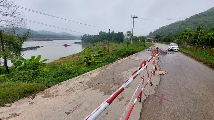 Bờ và đê hữu Lô đoạn qua xã Hùng Long (Đoan Hùng - Phú Thọ) sạt lở nghiêm trọng hồi tháng 9/2022. Ảnh: Vĩnh Phú. Bờ và đê hữu Lô đoạn qua xã Hùng Long (Đoan Hùng - Phú Thọ) sạt lở nghiêm trọng hồi tháng 9/2022. Ảnh: Vĩnh Phú.