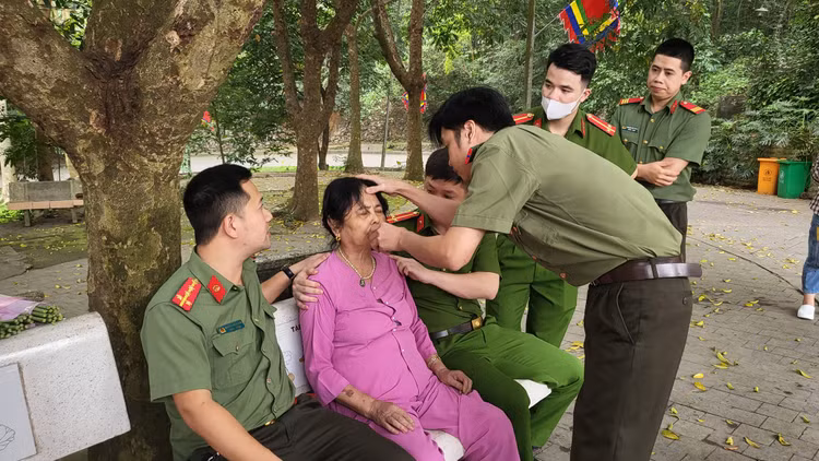 Cán bộ, chiến sĩ Công an Phú Thọ tiến hành sơ cứu cho người phụ nữ 77 tuổi bị ngất xỉu. Cán bộ, chiến sĩ Công an Phú Thọ tiến hành sơ cứu cho người phụ nữ 77 tuổi bị ngất xỉu.