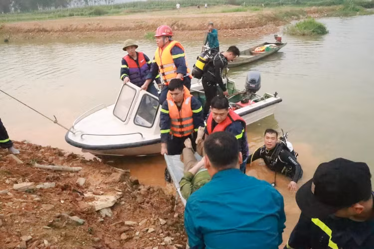 Lực lượng chức năng Hà Giang đang nỗ lực tìm kiếm nạn nhân mất tích trong vụ lật thuyền. Lực lượng chức năng Hà Giang đang nỗ lực tìm kiếm nạn nhân mất tích trong vụ lật thuyền.