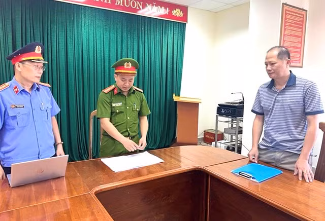 Công an tỉnh Quảng Bình tống đạt quyết định khởi tố đối với bị can Nguyễn Thanh Long.