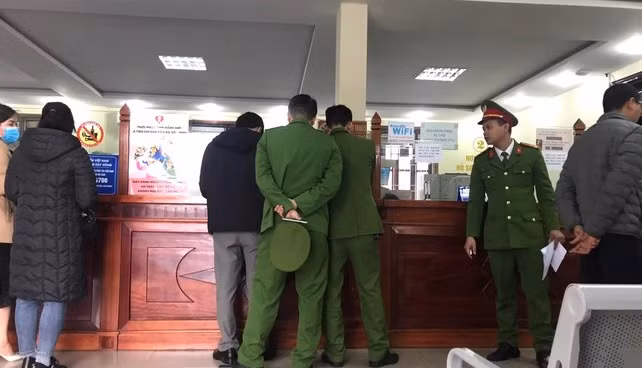 Công an khám xét, thu giữ nhiều tài liệu tại trụ sở Trung tâm Đăng kiểm xe cơ giới 3701S. Công an khám xét, thu giữ nhiều tài liệu tại trụ sở Trung tâm Đăng kiểm xe cơ giới 3701S.