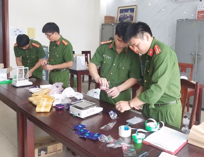 Lực lượng chức năng tiến hành giám định, kiểm tra tang vật. Lực lượng chức năng tiến hành giám định, kiểm tra tang vật.