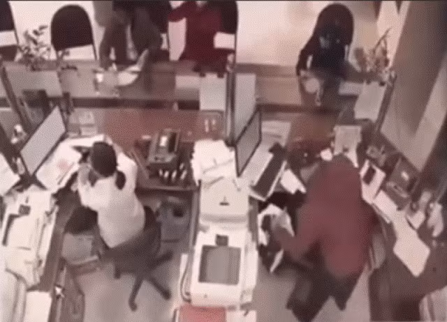 Đối tượng lạ mặt xông vào phòng giao dịch khống chế nữ nhân viên để cướp tiền. Đối tượng lạ mặt xông vào phòng giao dịch khống chế nữ nhân viên để cướp tiền.
