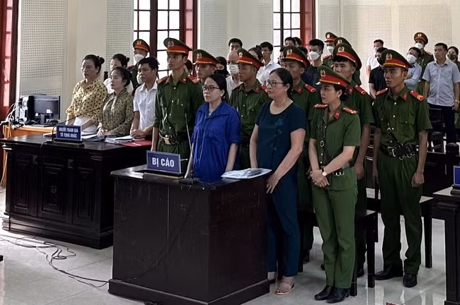Hai bị cáo tại phiên toà phúc thẩm.