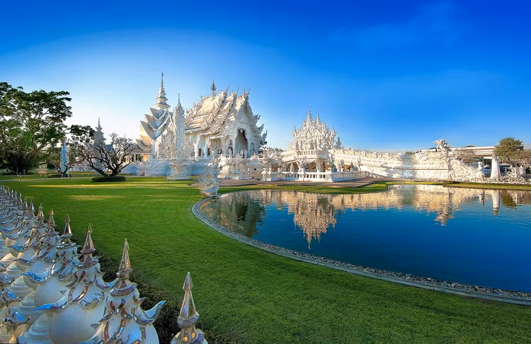 Choang ngop canh tuong sieu thuc o ngoi chua trang nhu tuyet