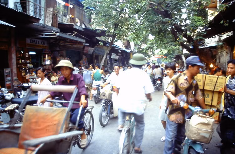 Loạt ảnh “sống động đậy” về khu phố cổ Hà Nội năm 1995 Loat anh “song dong day” ve khu pho co Ha Noi nam 1995