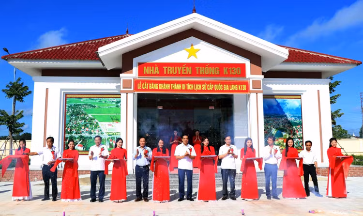 Các đại biểu cắt băng khánh thành Nhà truyền thống K130. Các đại biểu cắt băng khánh thành Nhà truyền thống K130.