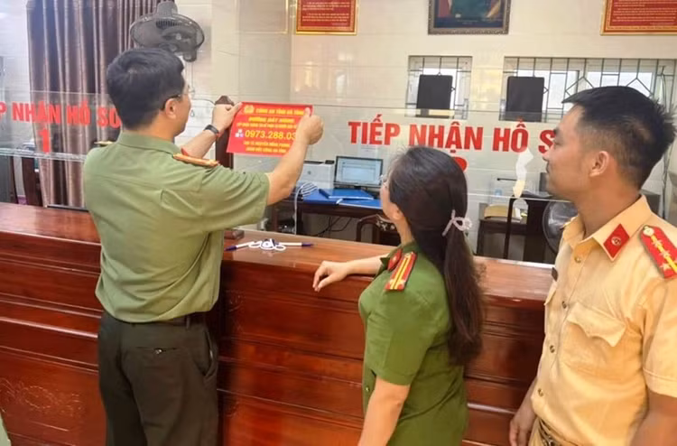 Đại tá Nguyễn Hồng Phong - Giám đốc Công an tỉnh Hà Tĩnh dán công khai số điện thoại cá nhân.