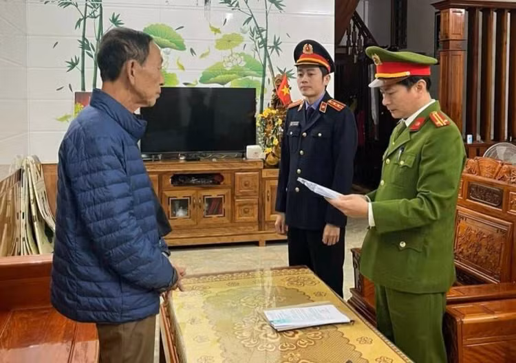 Cơ quan CSĐT đọc lệnh khởi tố Hoàng Văn Tịnh – Giám đốc Công ty TNHH xây dựng tổng hợp Tân Xuân.