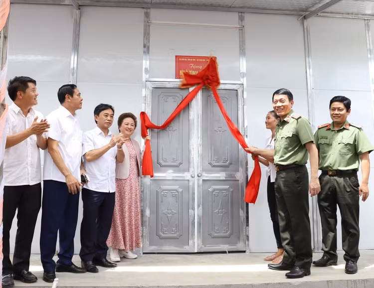 Bộ Công an trao tặng 1000 ngôi nhà cho các hộ gia đình có hoàn cảnh khó khăn tại Hà Tĩnh.