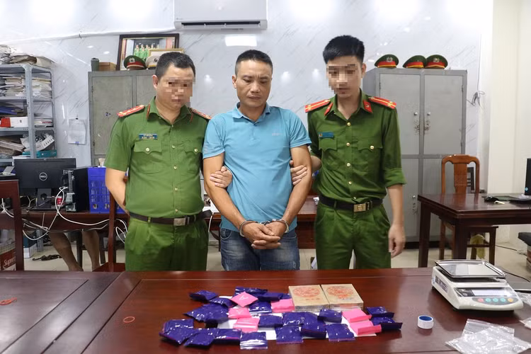 Đối tượng Nguyễn Tiến Hoá cùng tang vật bị bắt giữ. Đối tượng Nguyễn Tiến Hoá cùng tang vật bị bắt giữ.