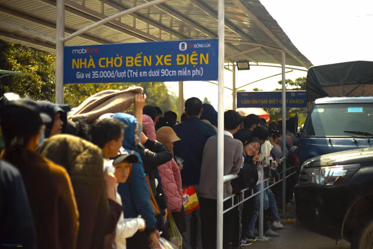 Du khách xếp hàng dài mua vé xe điện.