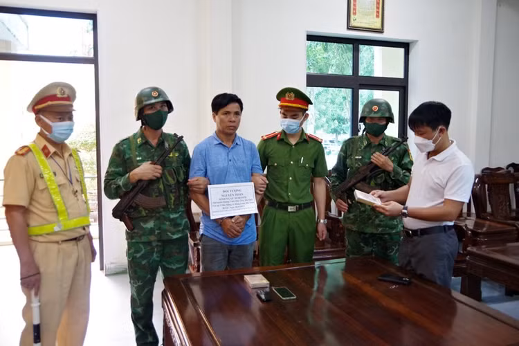 Đối tượng Nguyễn Toàn cùng tang vật bị bắt giữ. Đối tượng Nguyễn Toàn cùng tang vật bị bắt giữ.