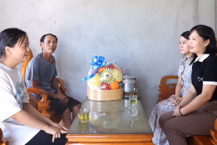 Sau khi nghe tin, nhiều người đã đến chia vui cùng Linh và gia đình.
