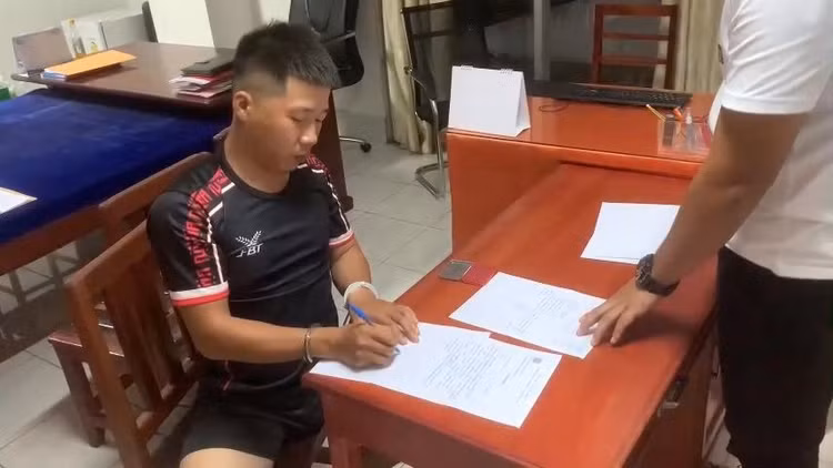 Đối tượng truy nã đặc biệt nguy hiểm Hỏa Ngọc Hùng tại Cơ quan CSĐT.