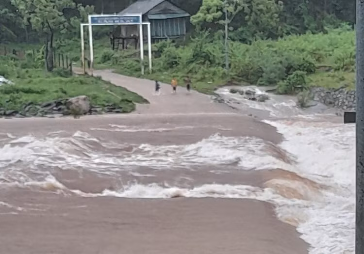 Đập tràn bản Ka Ai bị ngập khoảng 0,5 m.