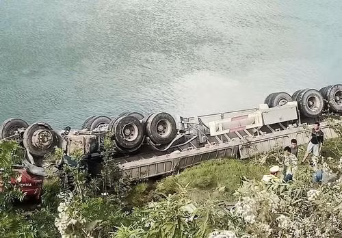 Xe đầu kéo lao xuống sông, bị lật nghiêng.