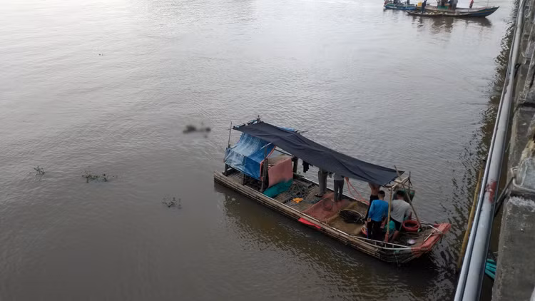 Thi thể nam thanh niên được tìm thấy cách vị trí nhảy cầu khoảng 1,5km.