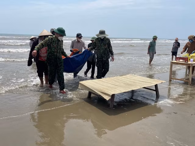 Thi thể nạn nhân thứ 2 được lực lượng chức năng tìm thấy đưa vào bờ.