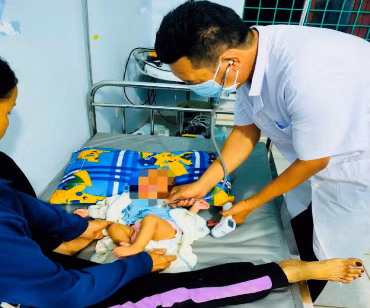 Cán bộ y tế đang kiểm tra sức khoẻ cho cháu bé. Cán bộ y tế đang kiểm tra sức khoẻ cho cháu bé.