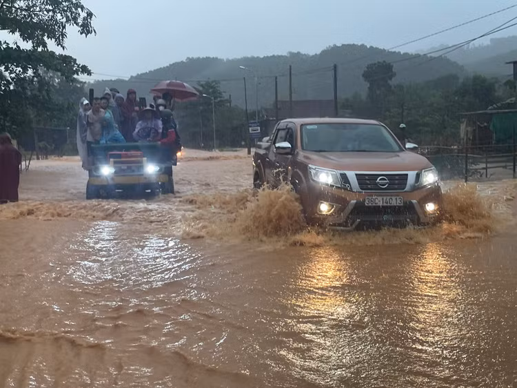 Quốc lộ 15A đoạn qua xã Hà Linh (huyện Hương Khê) bị ngập sâu khiến các phương tiện giao thông đi lại gặp nhiều khó khăn. Quốc lộ 15A đoạn qua xã Hà Linh (huyện Hương Khê) bị ngập sâu khiến các phương tiện giao thông đi lại gặp nhiều khó khăn.