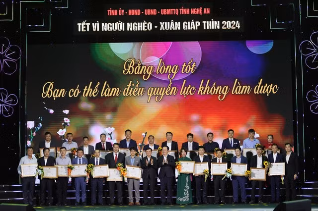 Lãnh đạo tỉnh Nghệ An trao tặng bằng khen cho các tổ chức, đơn vị, doanh nghiệp và cá nhân trong chương trình Tết vì người nghèo.