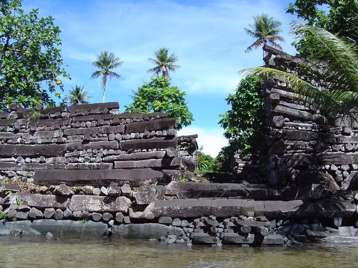 Bi an thanh pho co troi len giua bien Thai Binh Duong