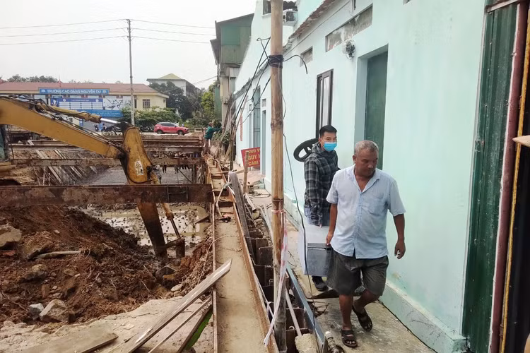Gia đình ông Chiến nhờ người di dời đồ đạc đến nơi an toàn.