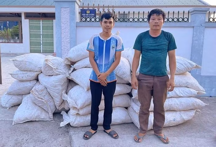 Hai đối tượng cùng tang vật bị bắt giữ. Hai đối tượng cùng tang vật bị bắt giữ.