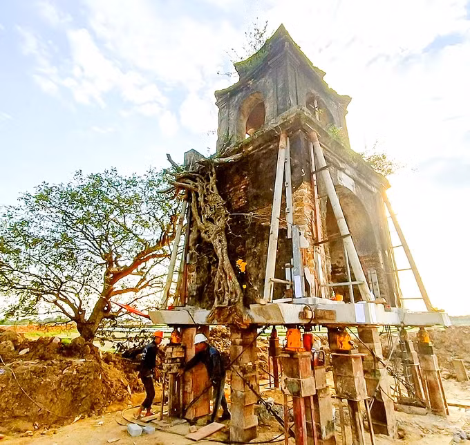 Cổng tam quan đền Thánh Vân Chàng hơn 200 năm tuổi được nâng lên cao 1,2m. Cổng tam quan đền Thánh Vân Chàng hơn 200 năm tuổi được nâng lên cao 1,2m.
