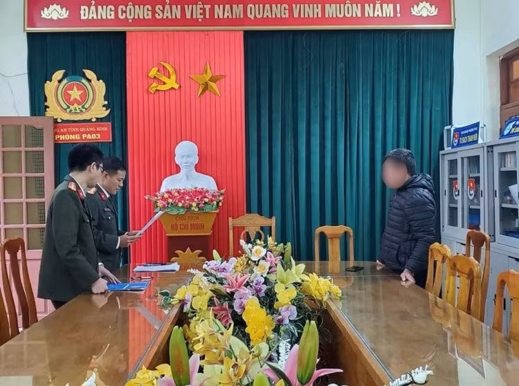 Lực lượng chức năng làm việc với người vi phạm.