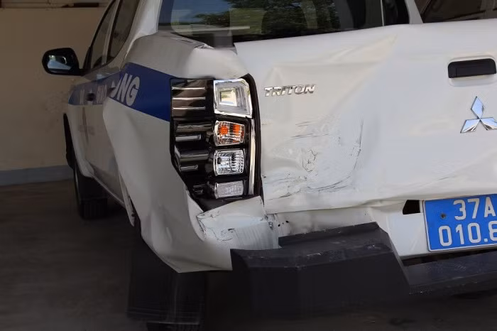 Xe lực lượng CSGT bị đâm hư hỏng...