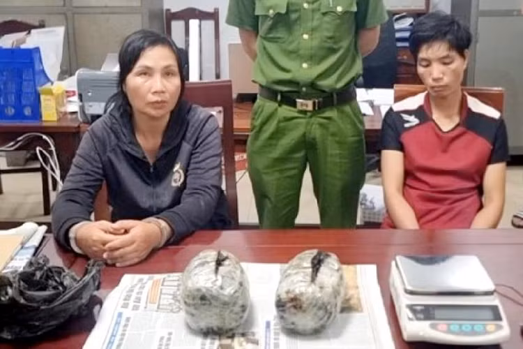 Lương Thị Lơ và Lương Thị Duyên đang "cõng" thuốc phiện đi tiêu thụ thì bị bắt giữ. Lương Thị Lơ và Lương Thị Duyên đang "cõng" thuốc phiện đi tiêu thụ thì bị bắt giữ.