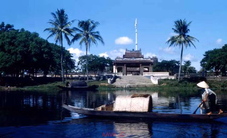 Anh mau kho quen ve song Huong o Co do Hue nam 1951-Hinh-4