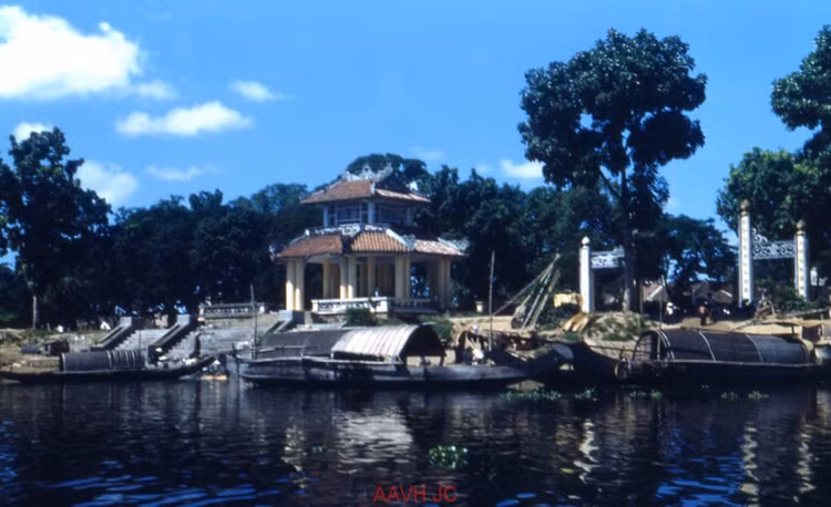Anh mau kho quen ve song Huong o Co do Hue nam 1951-Hinh-2