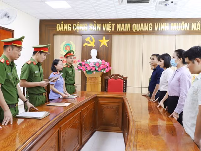Cơ quan CSĐT đọc lệnh khởi tố, bắt tạm giam 3 đối tượng Ngọc, Giang, Tùng.