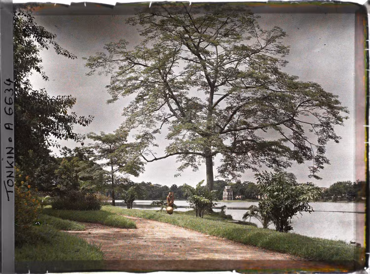 Ve khac la cua ho Hoan Kiem - den Ngoc Son trong anh mau 1915 (1)