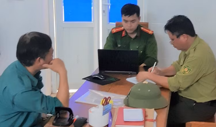 Bùi Sỹ Quan đang làm việc với lực lượng chức năng. Bùi Sỹ Quan đang làm việc với lực lượng chức năng.