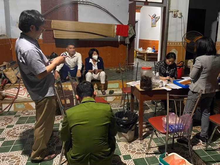 Lực lượng chức năng đang tiến hành điều tra, làm rõ nguyên nhân vụ ngộ độc... Lực lượng chức năng đang tiến hành điều tra, làm rõ nguyên nhân vụ ngộ độc...