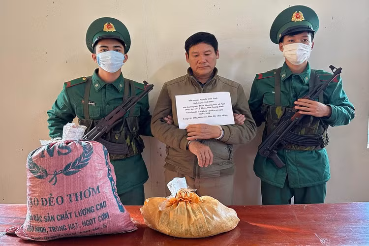 Đối tượng Nguyễn Hữu Tỉnh cùng tang vật bị bắt giữ.