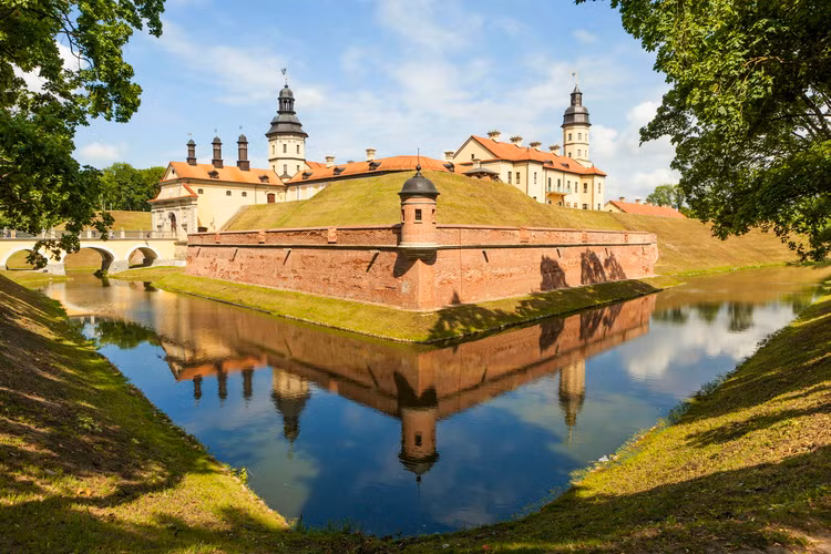 Kham pha toa lau dai co noi tieng nhat Belarus