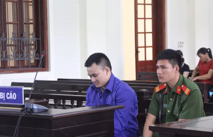 Bị cáo Lê Văn Hùng tại phiên toà. Bị cáo Lê Văn Hùng tại phiên toà.