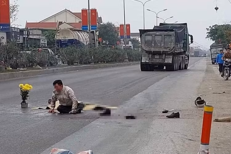 Người chồng gào khóc bên thi thể vợ.