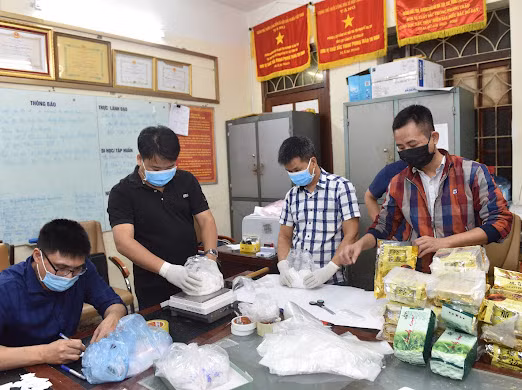 Lực lượng chức năng đang kiểm đếm tang vật...